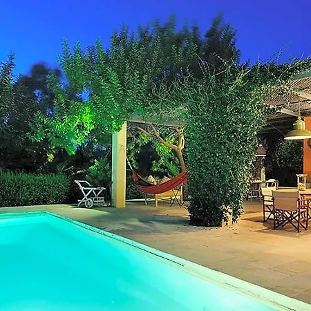 Sleeps 6 Pool Air Con Wifi